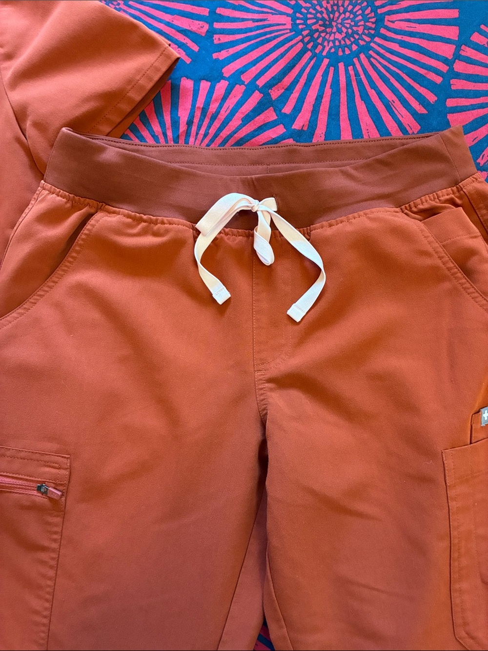 Figs Limited Edition Auburn - S top/M bottoms - Picture 2 of 6